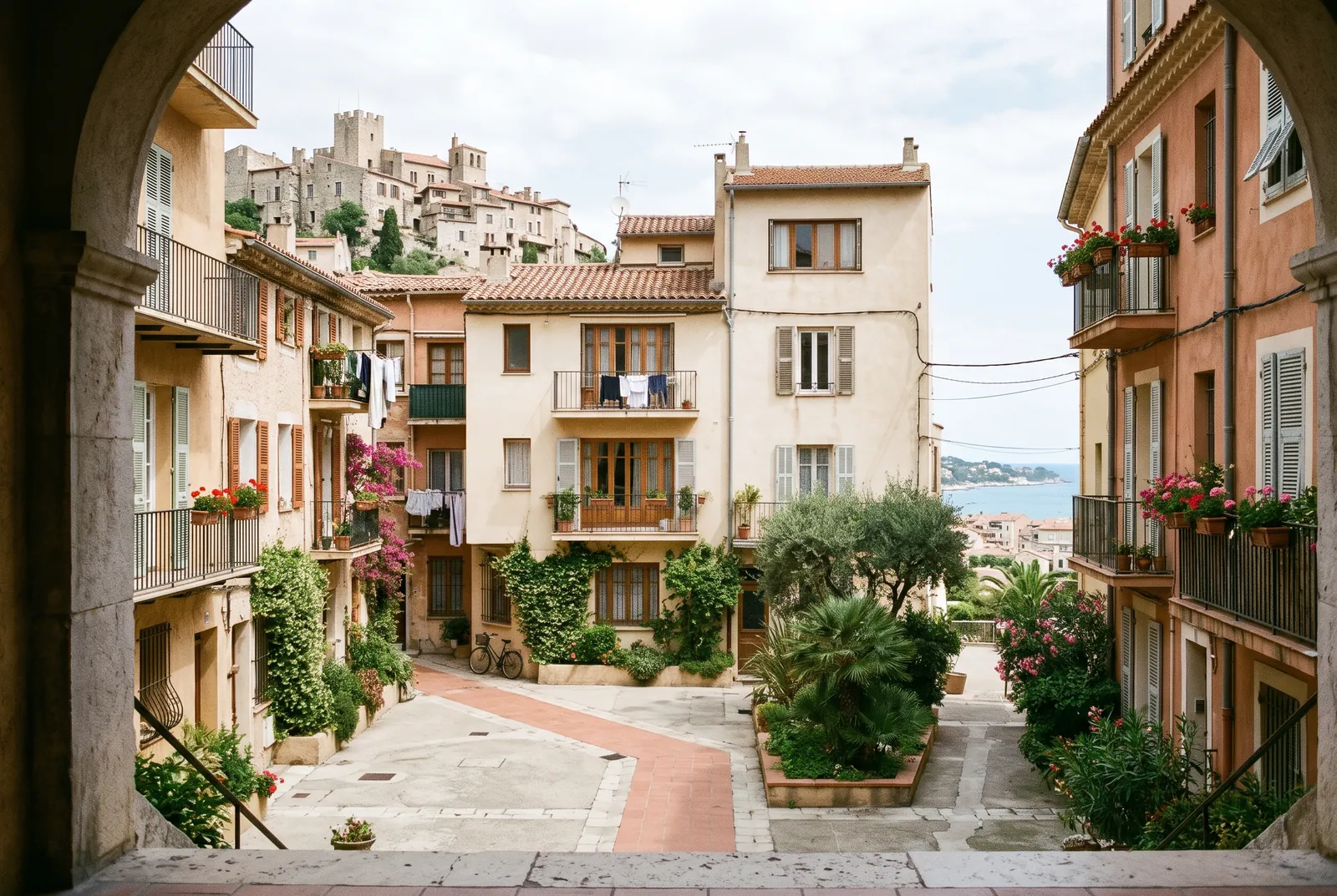 Cour intérieure d'un immeuble à Cagnes